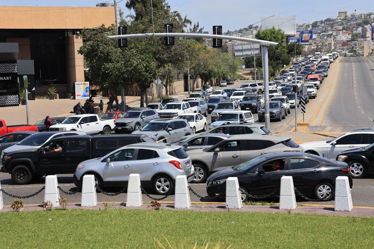 Largas filas para cruzar a Estados Unidos por garita de San Ysidro generan caos vial en glorieta ‘’Las Tijeras’' en Tijuana