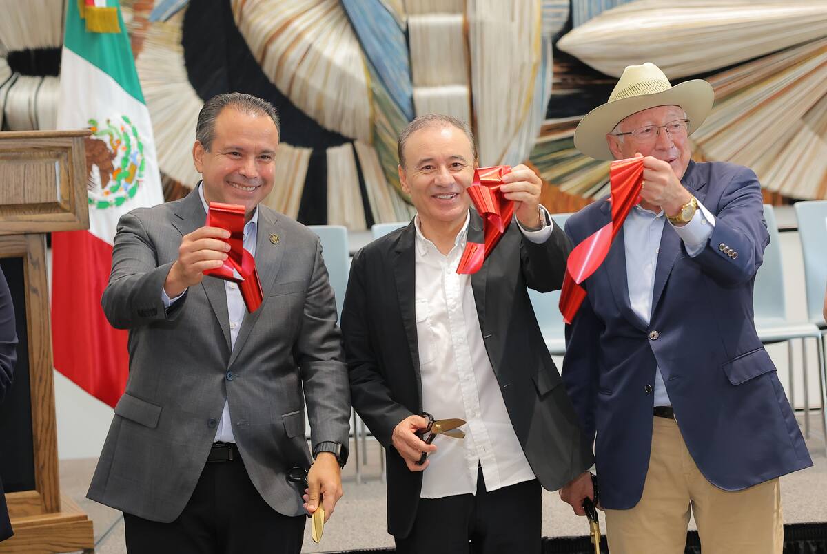El embajador de Estados Unidos en México, Ken Salazar; el gobernador
Alfonso Durazo y el alcalde de Hermosillo, Antonio Astiazarán, inauguran el Consulado General en la capital. FOTO: JULIÁN ORTEGA