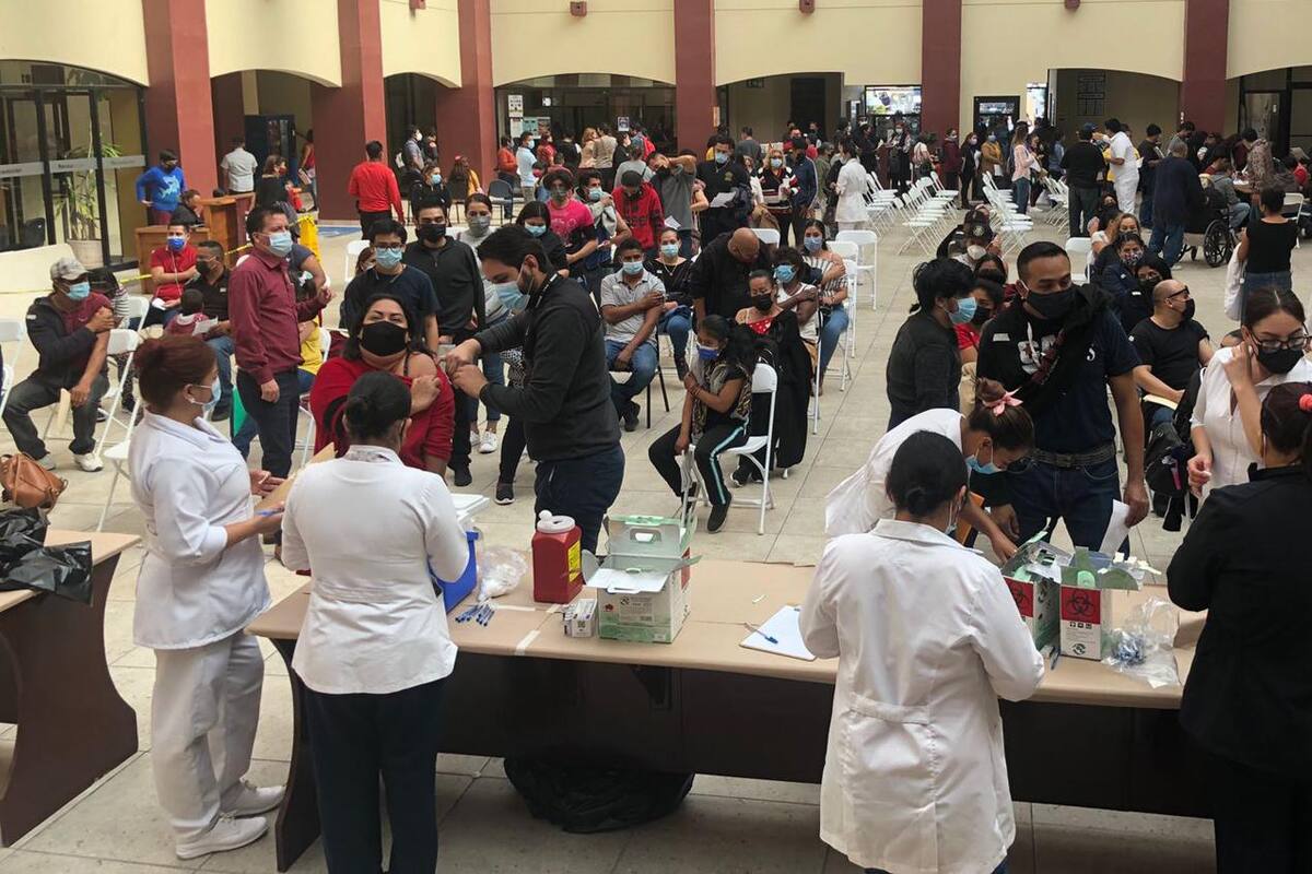 Largas filas en Rosarito por aplicación de vacuna contra Covid-19