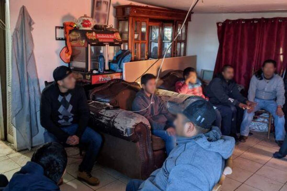 Hallan 16 migrantes confinados en casa de seguridad en Arizona