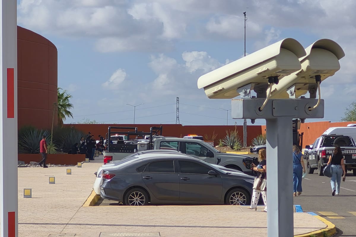 Una alarma por falla eléctrica obligó a evacuar durante 90 minutos a todo el personal del C5i, centro operativo de seguridad en Hermosillo, pero el 9-1-1 no interrumpió la atención gracias al enlace con Guaymas, Cajeme y San Luis Río Colorado