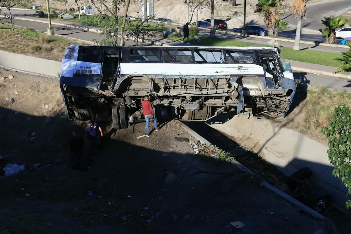 Un camión de Zippy Logística volcó en el Libramiento Rosas Magallón, en Tijuana. El operador resultó lesionado y fue trasladado a un hospital. Foto: Sergio Ortiz