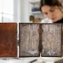 Hallaron un cuaderno medieval de 700 años que aún es legible tras sobrevivir intacto en una letrina alemana junto a fragmentos de seda usados como papel higiénico y arqueólogos ya aplican escaneos de alta resolución para revelar los secretos que la clase alta escribió en latín