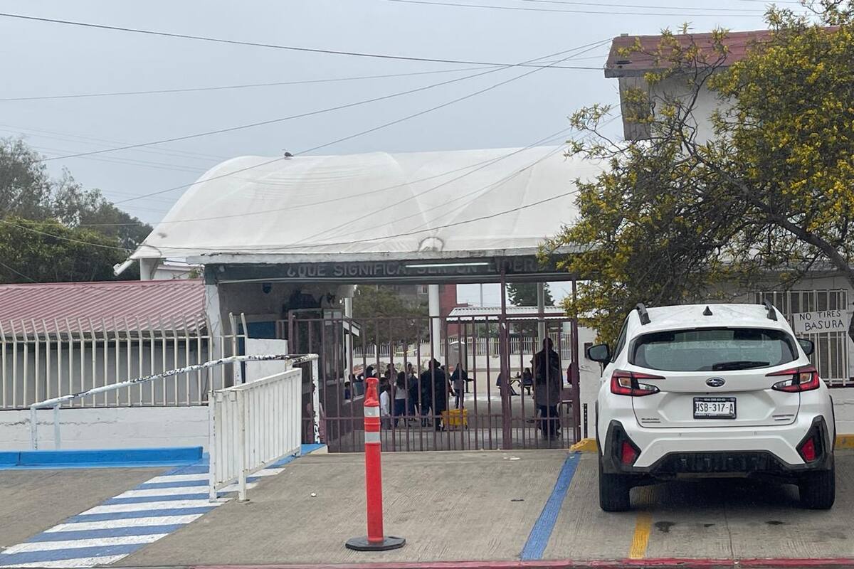 Continúan ventas de productos poco saludables afuera de escuela