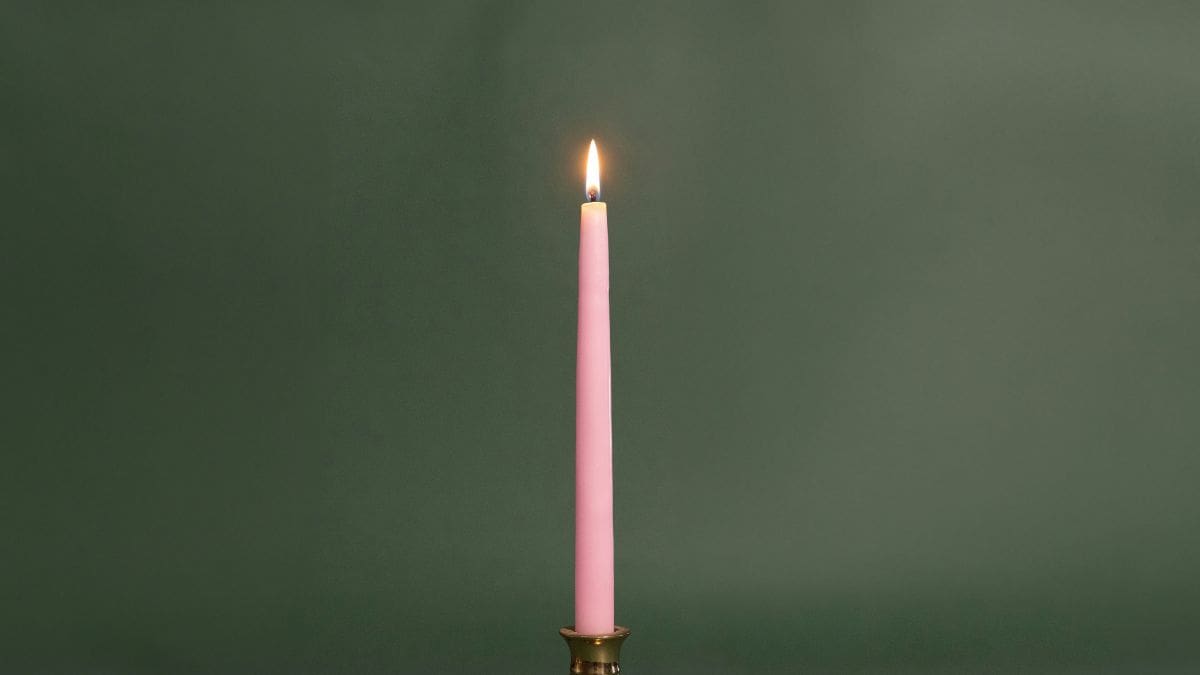 La vela rosa es la más recomendada para febrero por su simbolismo con el corazón y las relaciones.