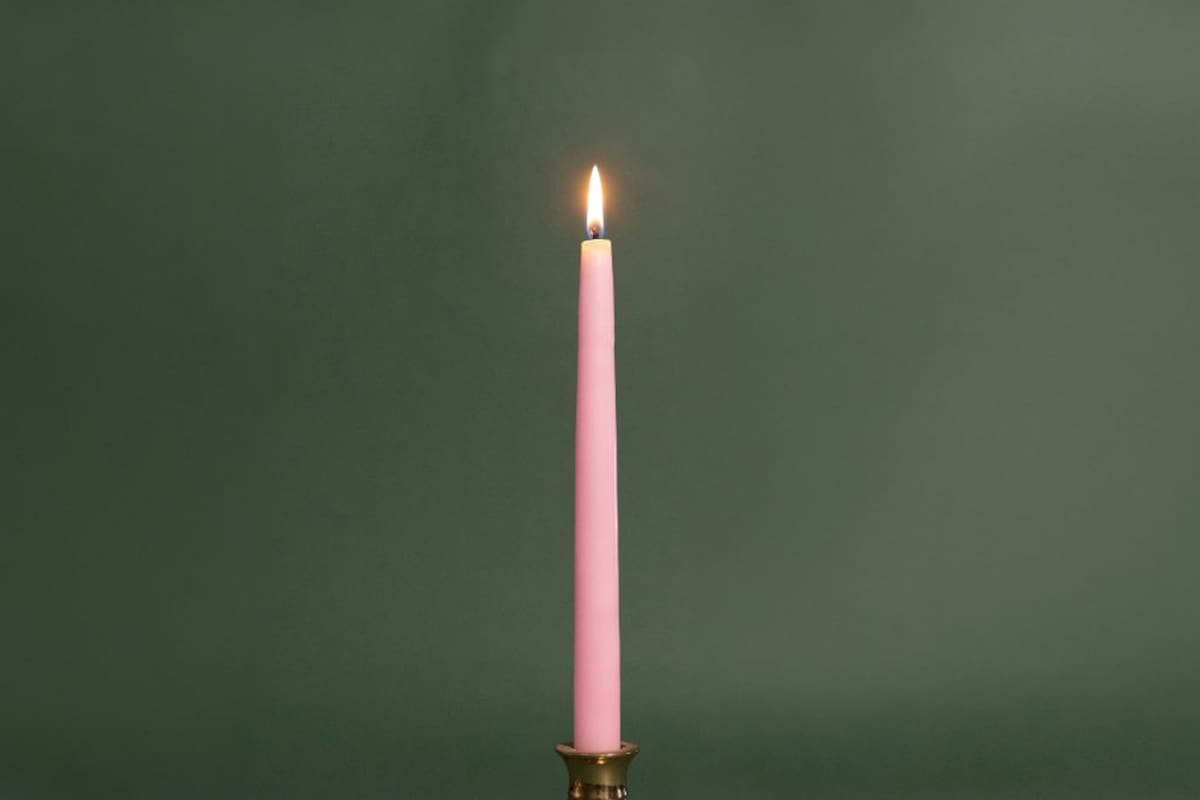 El color de la vela de febrero y su significado espiritual: por qué se recomienda encender una vela rosa al iniciar el mes