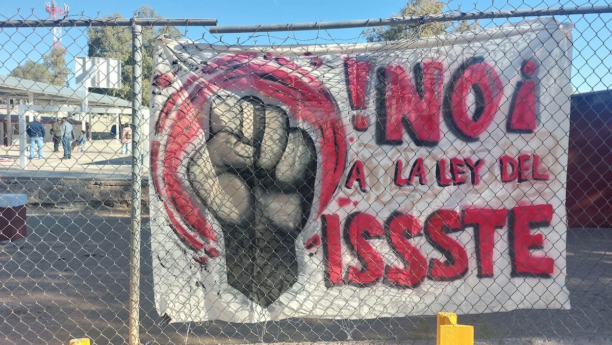 Maestros del sector federal pararon ayer en Nogaes en protesta a la Ley del Issste. FOTO: MANUEL JIMÉNEZ