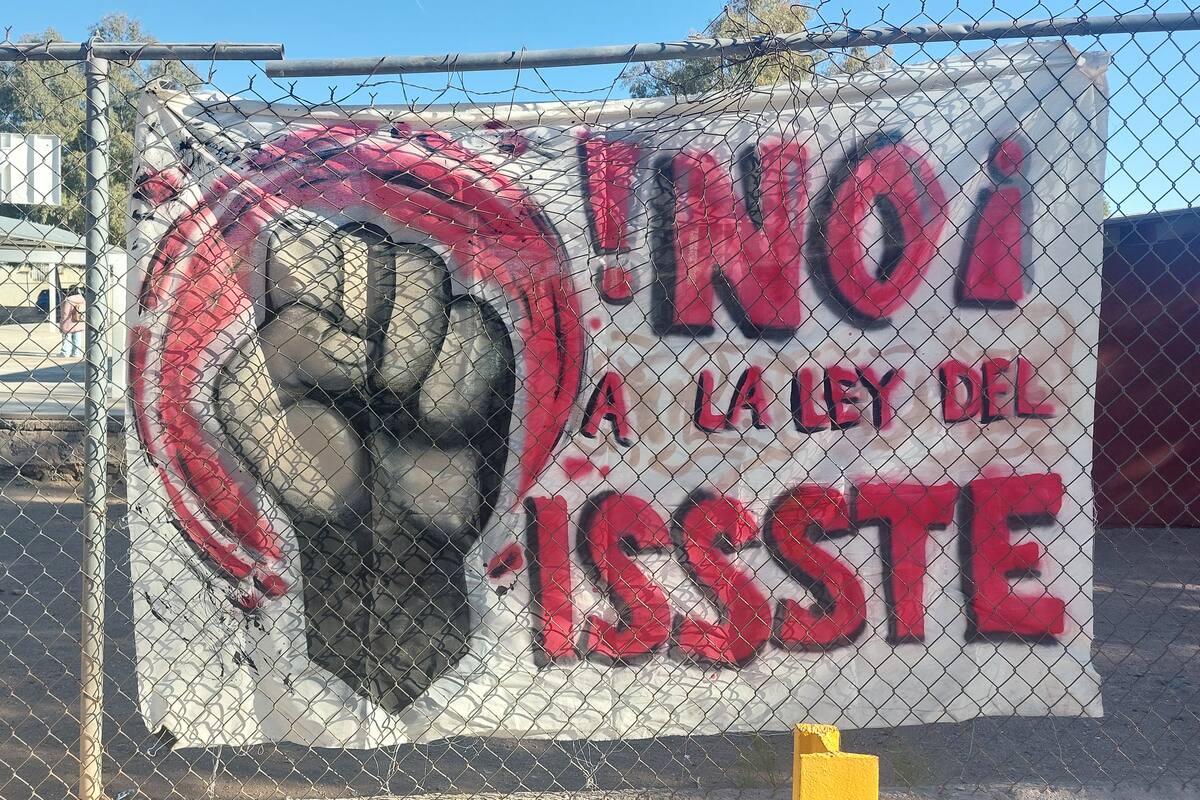 Maestros bloquean vías del tren en la frontera con EEUU en protesta contra la Ley del ISSSTE