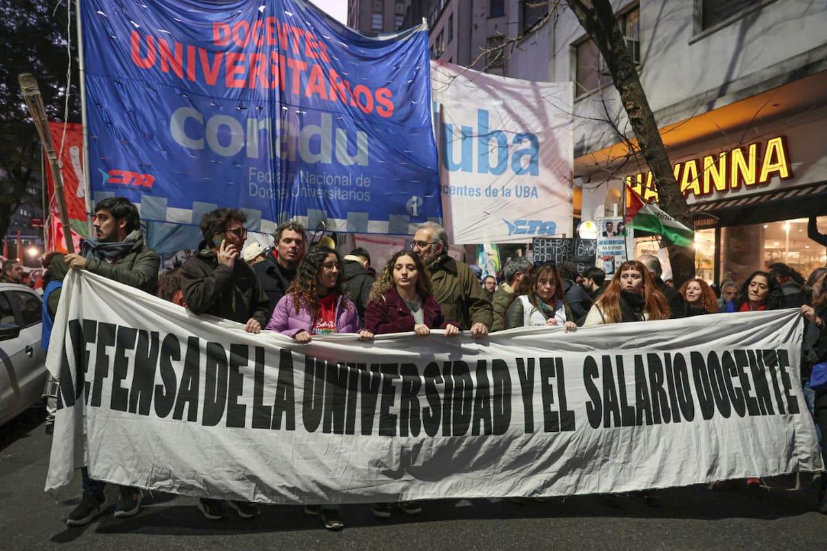 Miles marchan con antorchas en defensa de la universidad pública en Argentina