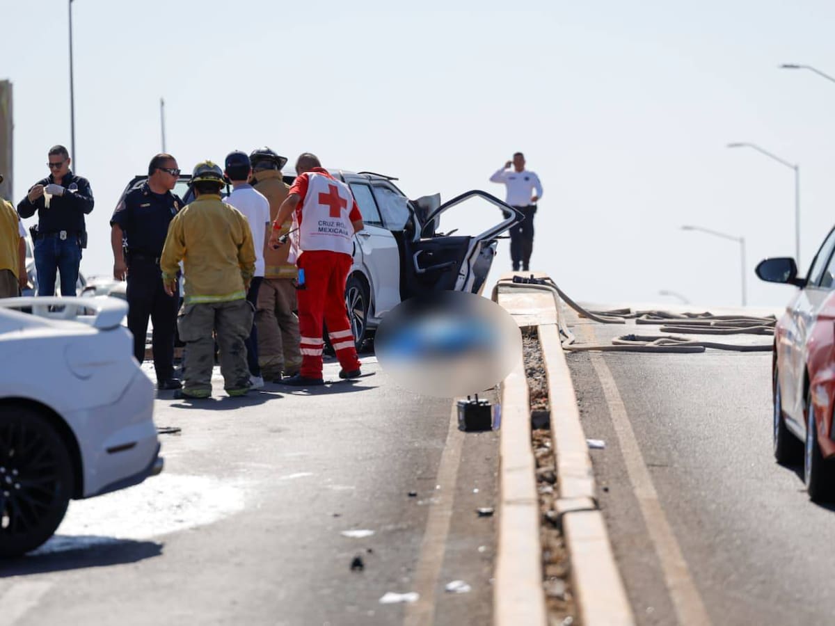 Un Mustang perdió el control, cruzó el camellón central e impactó contra otro vehículo l Foto: Juan J. Morales