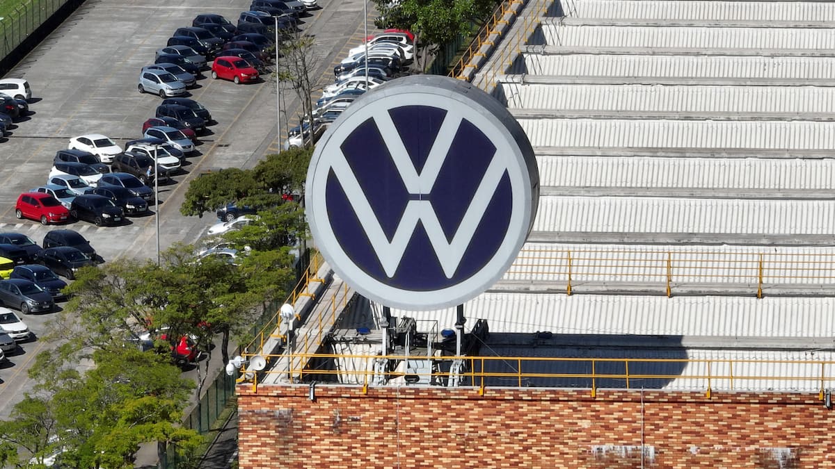 Dos exingenieros de Volkswagen son acusados de utilizar información reservada de una alianza con Rivian para comprar acciones y obtener beneficios antes que el resto del mercado