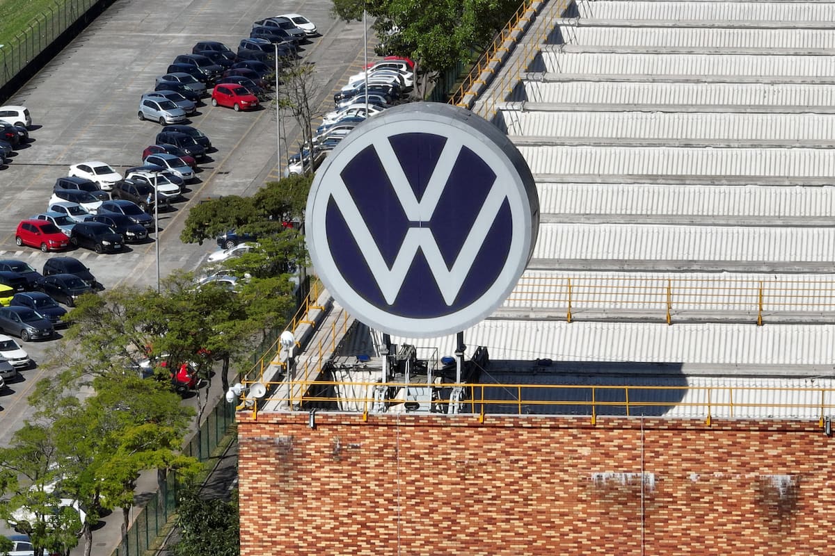 Dos exingenieros de Volkswagen son acusados de utilizar información reservada de una alianza con Rivian para comprar acciones y obtener beneficios antes que el resto del mercado