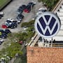 Dos exingenieros de Volkswagen son acusados de utilizar información reservada de una alianza con Rivian para comprar acciones y obtener beneficios antes que el resto del mercado