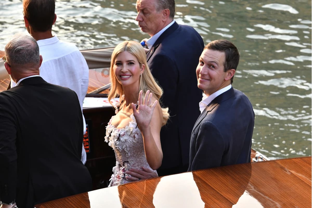 Ivanka Trump, hija del presidente estadounidense Donald Trump (centro), saluda a su llegada a Venecia, Italia, junto con su esposo Jared Kushner (derecha), el jueves 26 de junio de 2025, antes de la boda de Jeff Bezos. (Foto AP/Luigi Costantini)