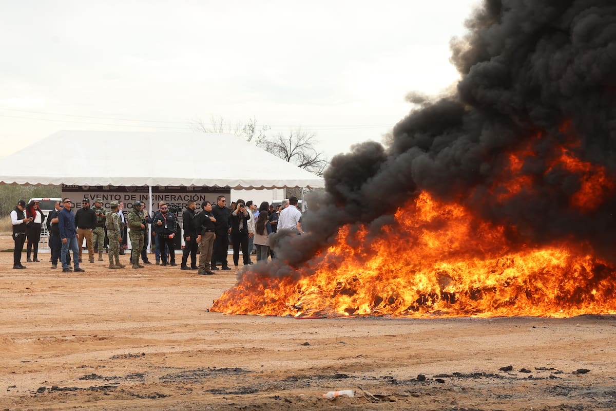 La FGR realizó la incineración de droga, destrucción de vehículos con blindaje artesanal y más de 100 máquinas tragamonedas.