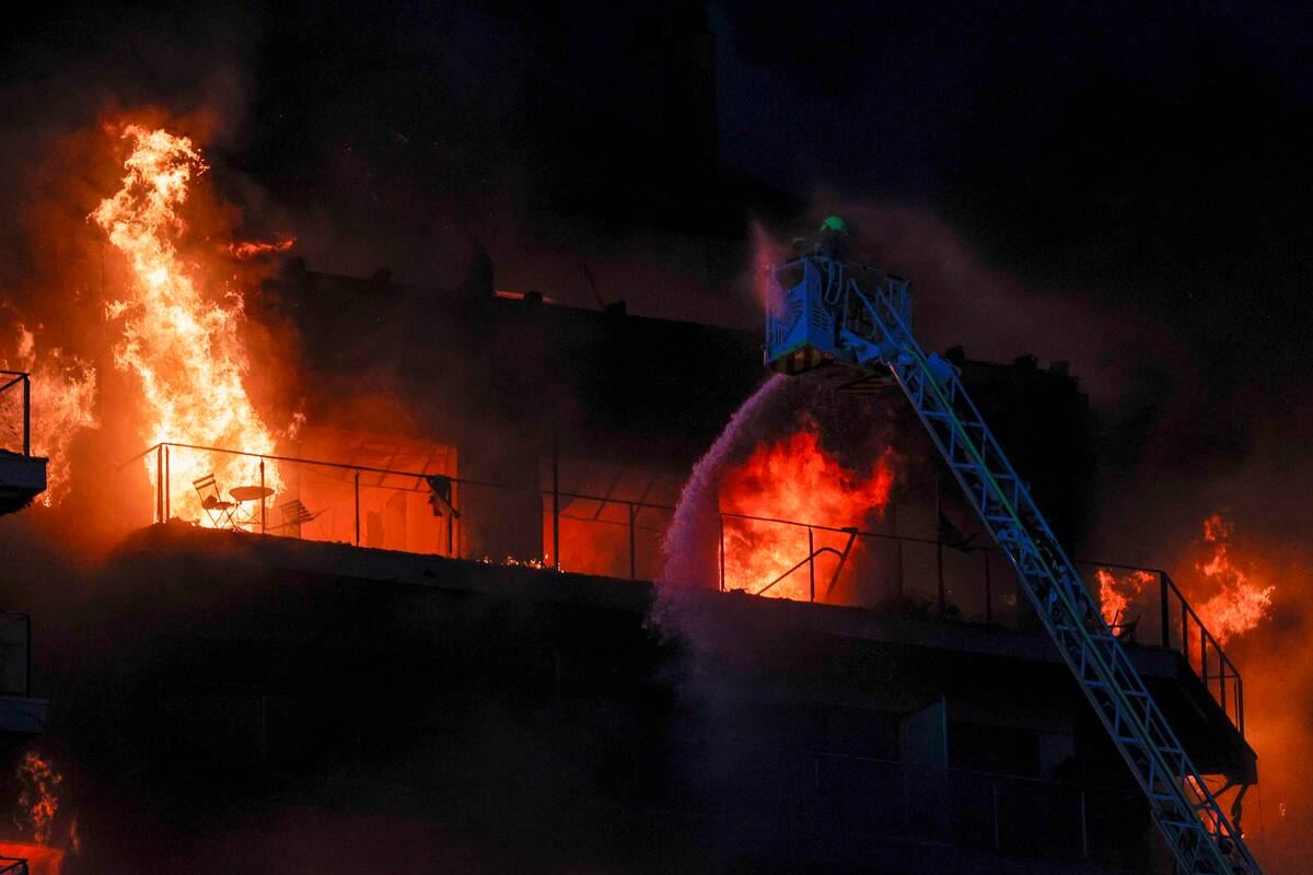 Bomberos combaten el incendio que arrasa con el edificio vecinal de 14 plantas e intentan salvar a inquilinos atrapados. | EFE
