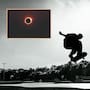 Patinador realiza un impresionante truco con el eclipse del 12 de agosto como fondo