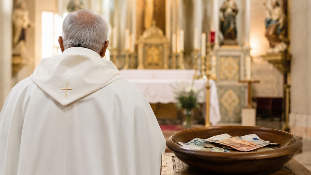 Un sacerdote fue condenado tras desviar más de 5 millones de pesos de una parroquia y presuntamente gastarlos en restaurantes de lujo y viajes, mientras mantenía un salario mensual que no explicaba el nivel de gastos detectado por las autoridades