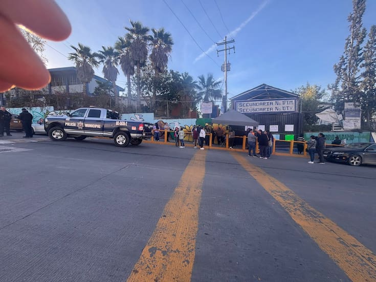 Padres toman secundaria 17 en Paseos del Florido por falta de maestros