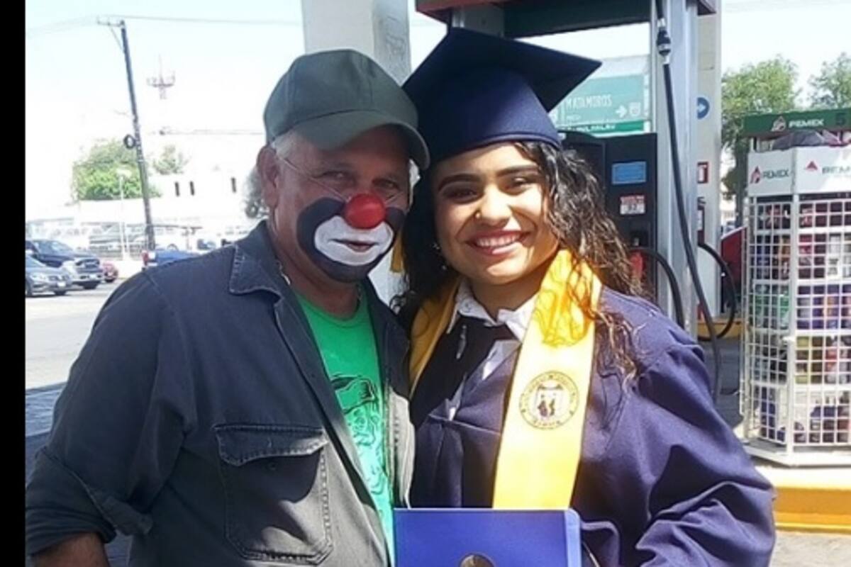 VIDEO: Payaso no pudo asistir a graduación de su hija y ella lo sorprende