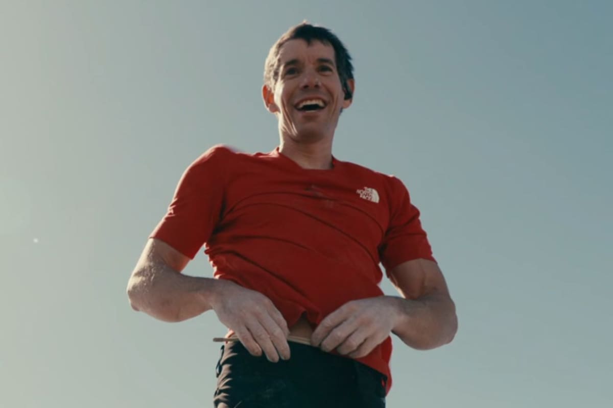 Alex Honnold desafía la gravedad y escala el Taipei 101 sin cuerdas ni protección