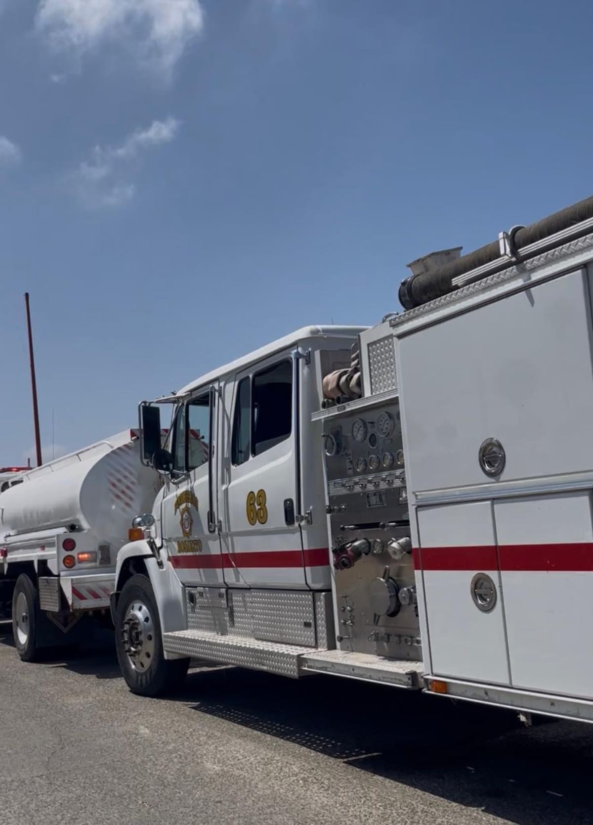 La antigüedad y las fallas mecánicas de varias unidades mantienen limitada la capacidad operativa de Bomberos de Rosarito, cuyos elementos exigen soluciones urgentes. Foto: Carmen Gutiérrez.