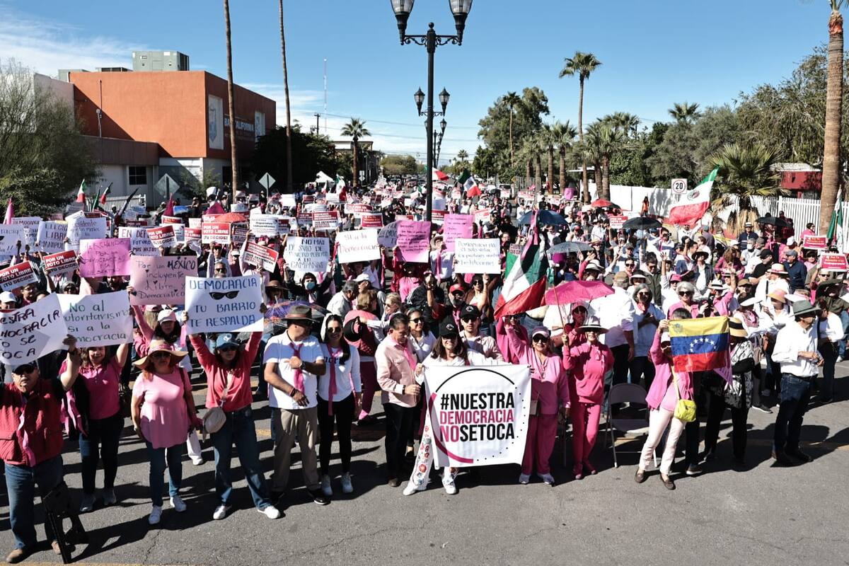 Se manifiestan mexicalenses en defensa de la democracia