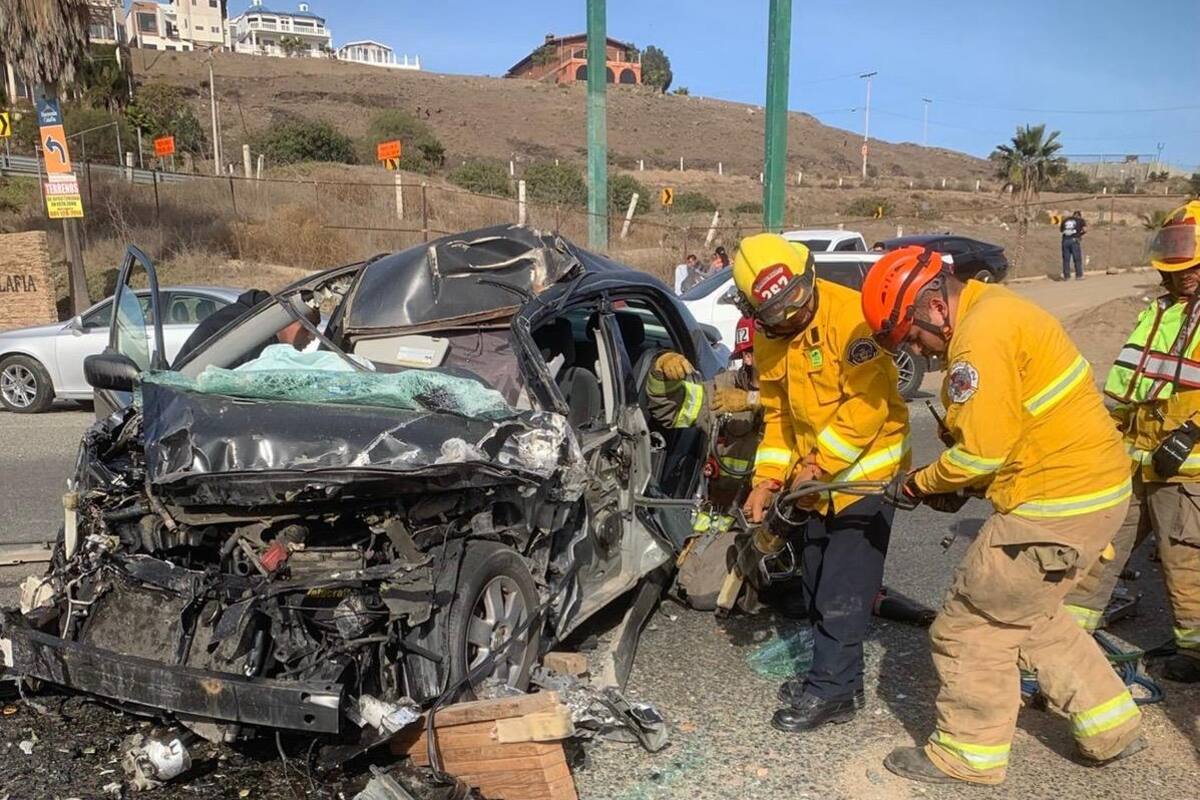 Aparatoso accidente deja dos lesionadas en carretera Rosarito-Ensenada