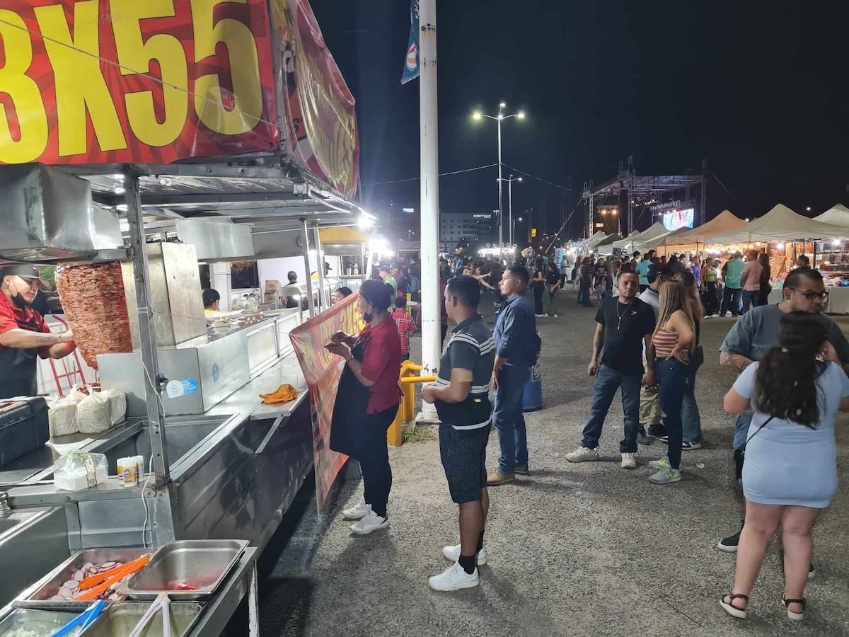 Diversidad gastronómica: hot dogs y tacos, protagonistas en el evento. FOTO: Gamaliel Gonzalez