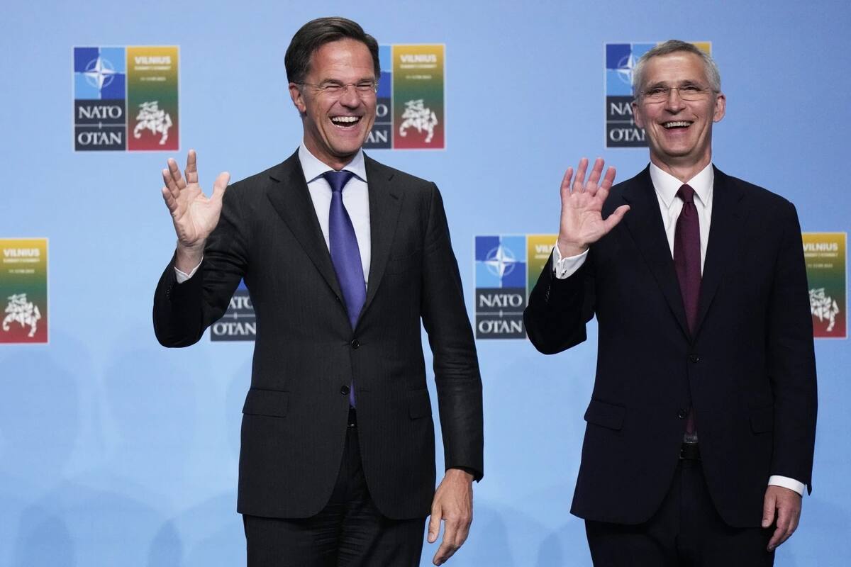 Mark Rutte (izquierda) junto a Jens Stoltenberg, actual secretario general de la OTAN, a quien sucederá. | AP