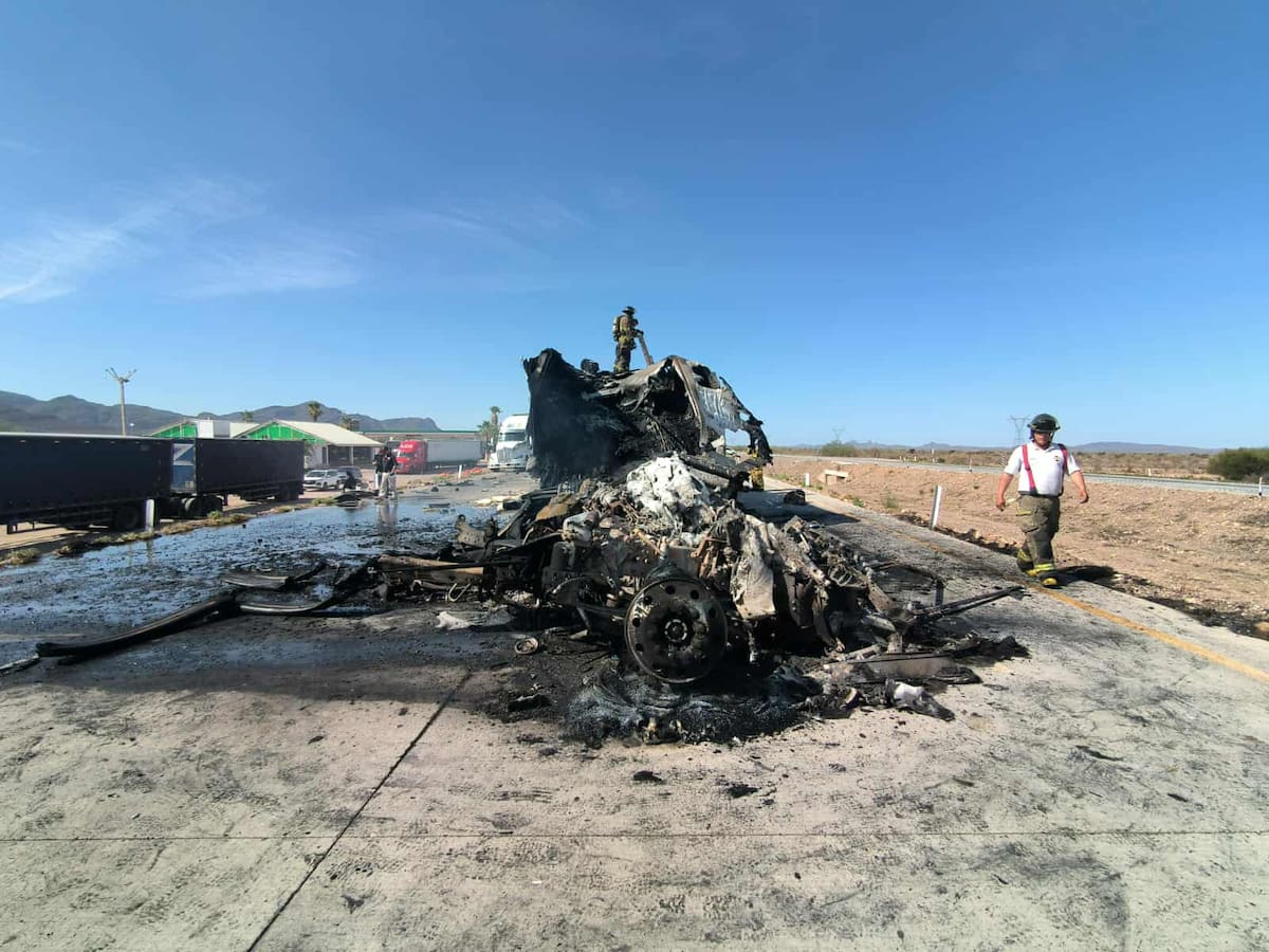 Muere conductor calcinado tras choque de tractocamiones en la Guaymas-Hermosillo