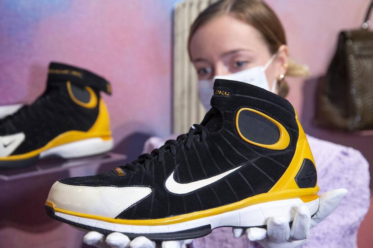 Subastarán en Suiza joyas reales y zapatillas de Kobe Bryant