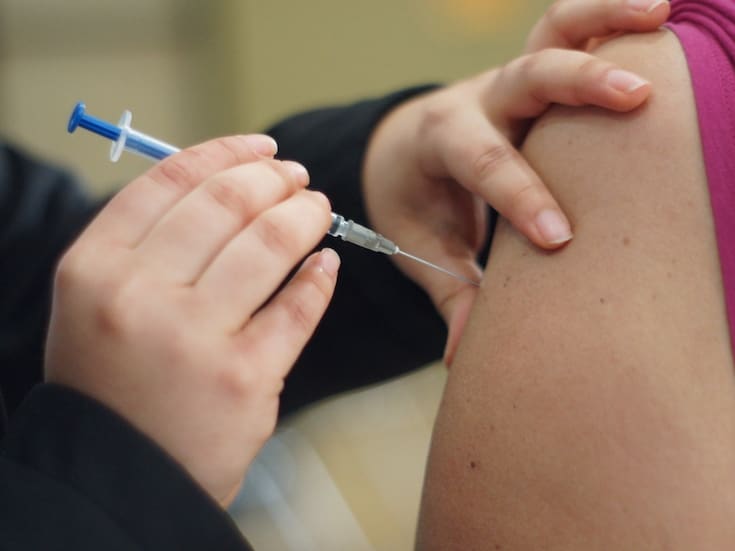 CDC elimina recomendación de refuerzos universales de COVID-19; recomiendan que México adopte la misma postura