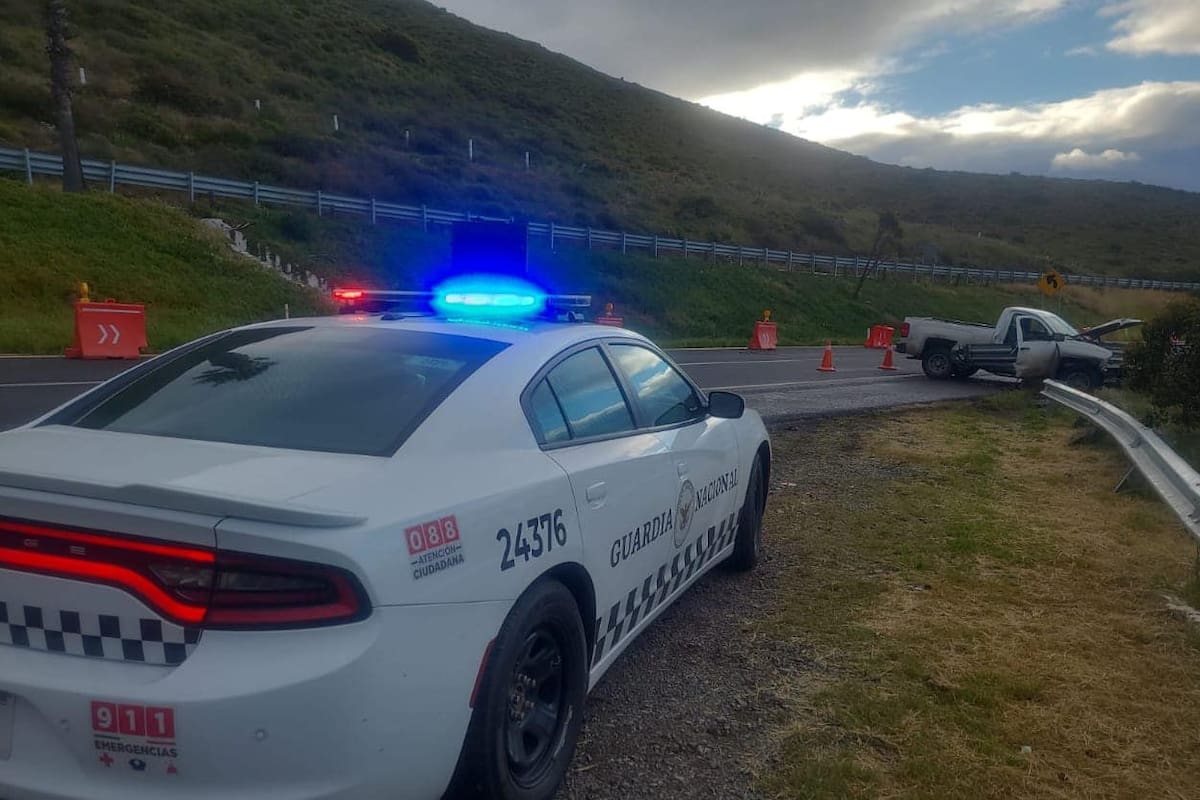 Automóvil se incrusta en una barra de contención de la escénica