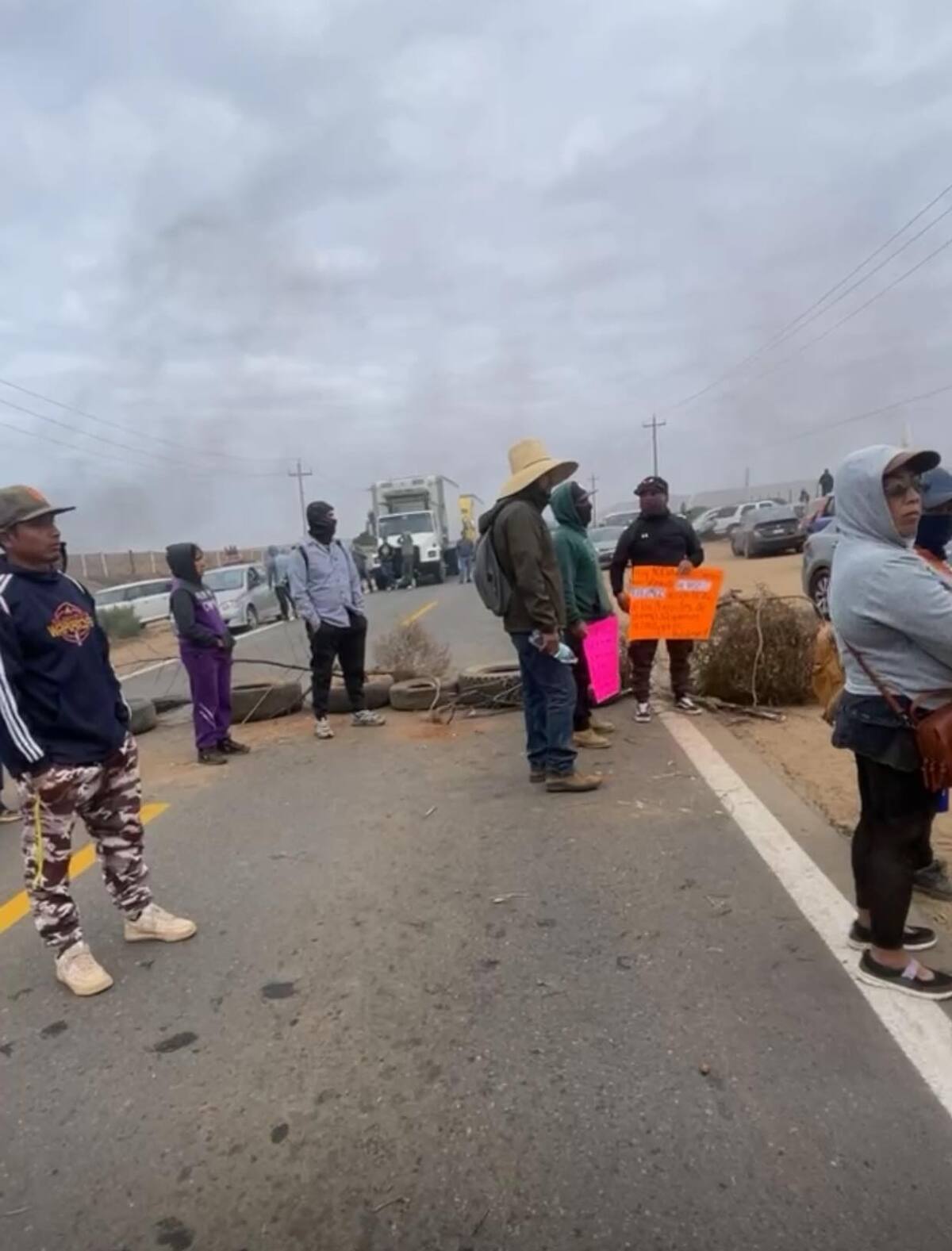 Los inconformes colocaron piedras y llantas en la carretera para impedir el paso de vehículos. Foto: Cortesía
