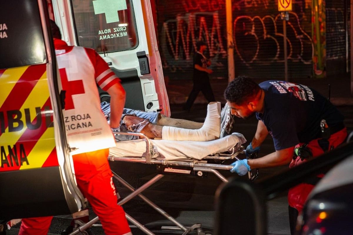Tres personas resultaron lesionadas tras ser atropelladas por un vehículo que perdió el control y terminó impactándose contra una estética en la Zona Centro. Foto: Border Zoom.