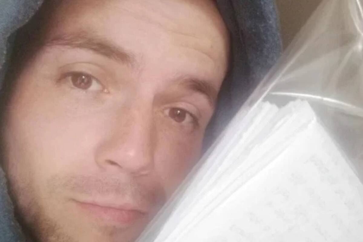 Se enamoró de una mujer en la plaza y decidió escribir 100 cartas para encontrarla