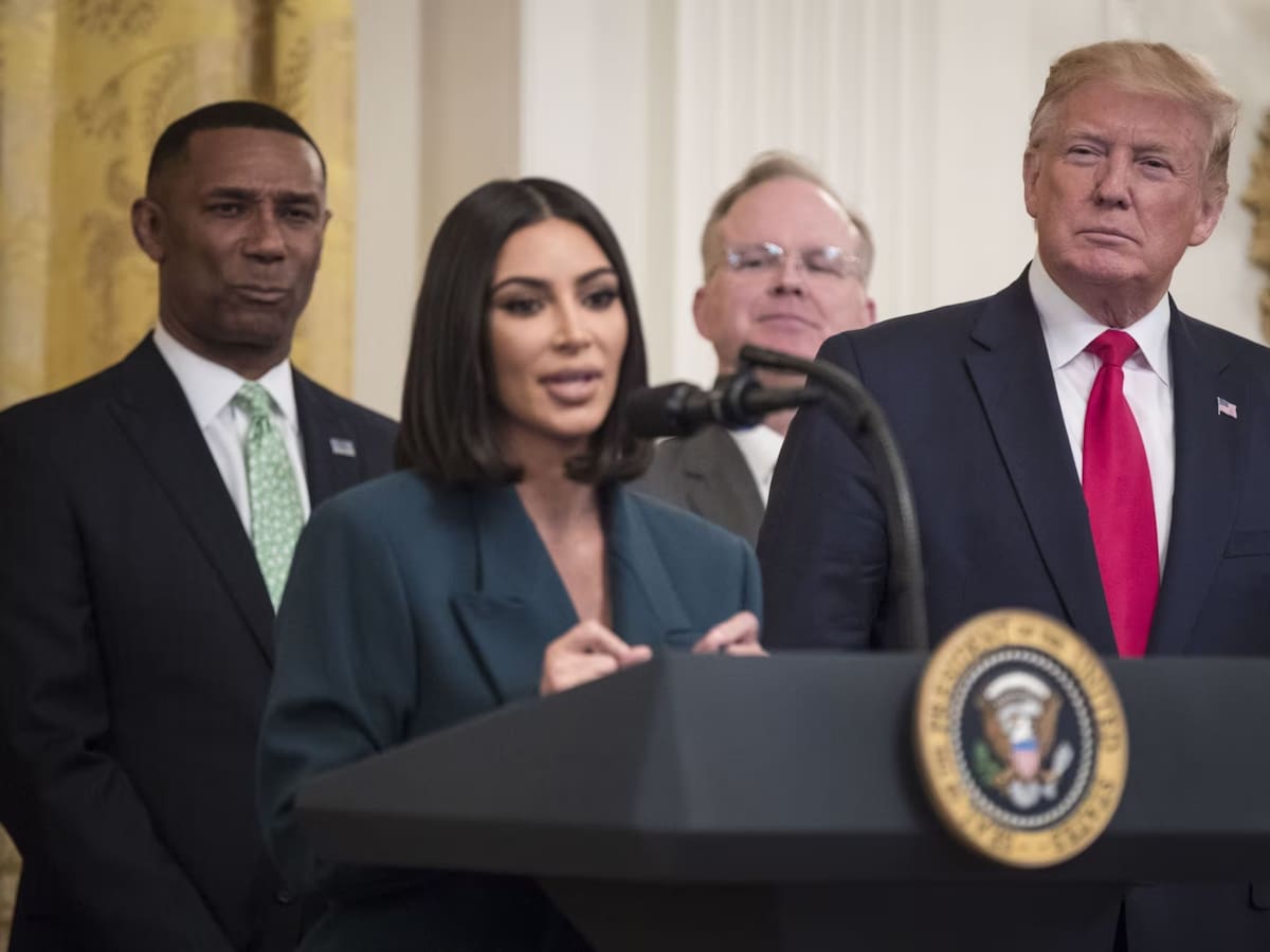 Se dice que Kim Kardashian votó por Donald Trump, lo que ha generado dudas sobre la sinceridad de su rechazo a las redadas migratorias.