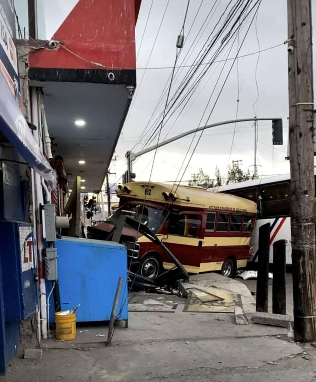 Varios de los pasajeros de ambas unidades resultaron lesionados.