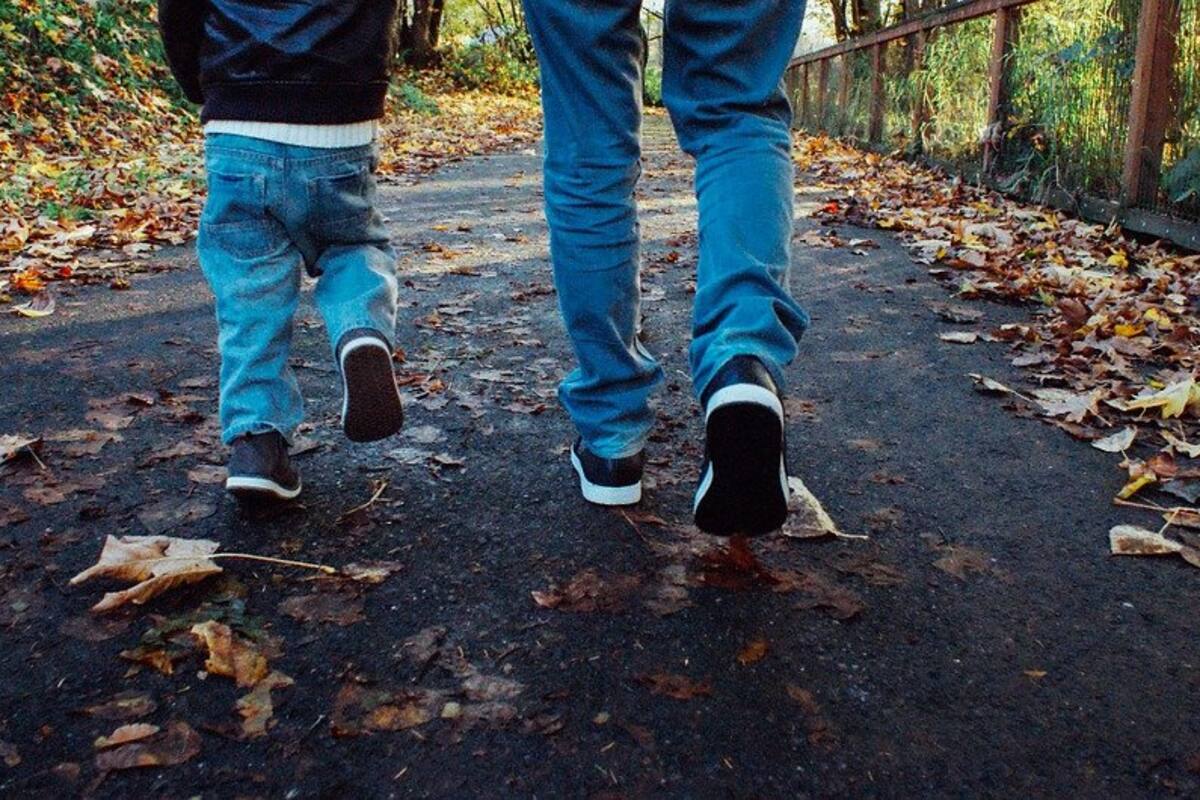 Joven padre se hace viral por mostrar apoyo a sus hijos