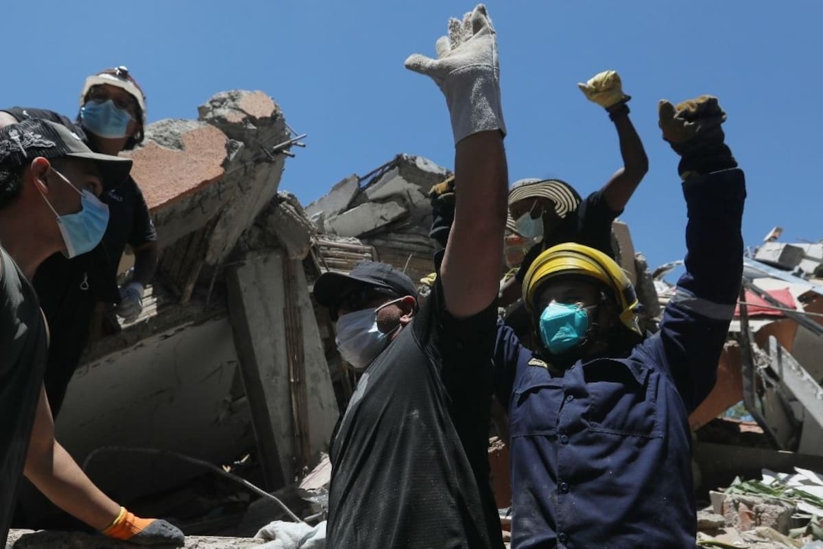 La postura correcta en un sismo según Los Topos es acostarse boca arriba junto a muebles pesados y sin abrazar a niños para evitar aplastamientos por el peso del adulto