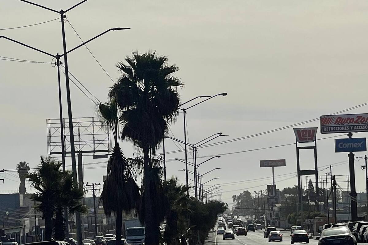 Esperan CFE arregle poste en el bulevar Benito Juárez en Rosarito