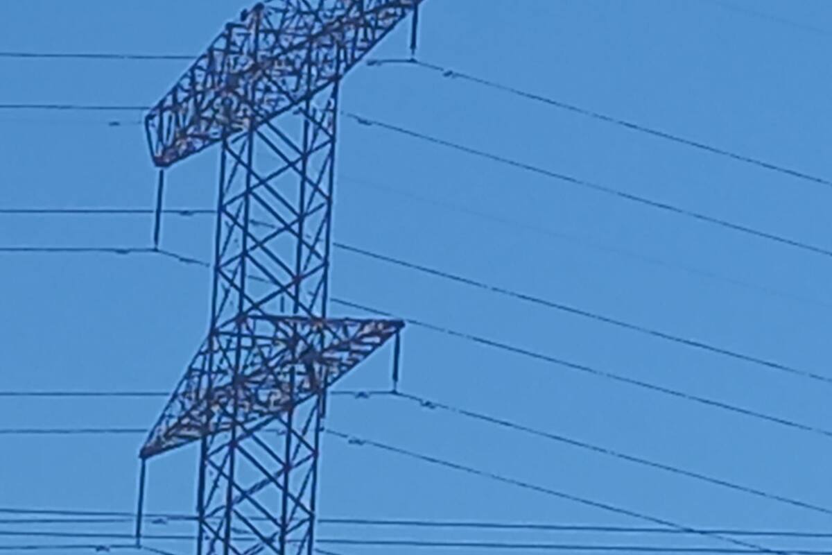 Escala hombre torre de alta tensión y amenaza con lanzarse