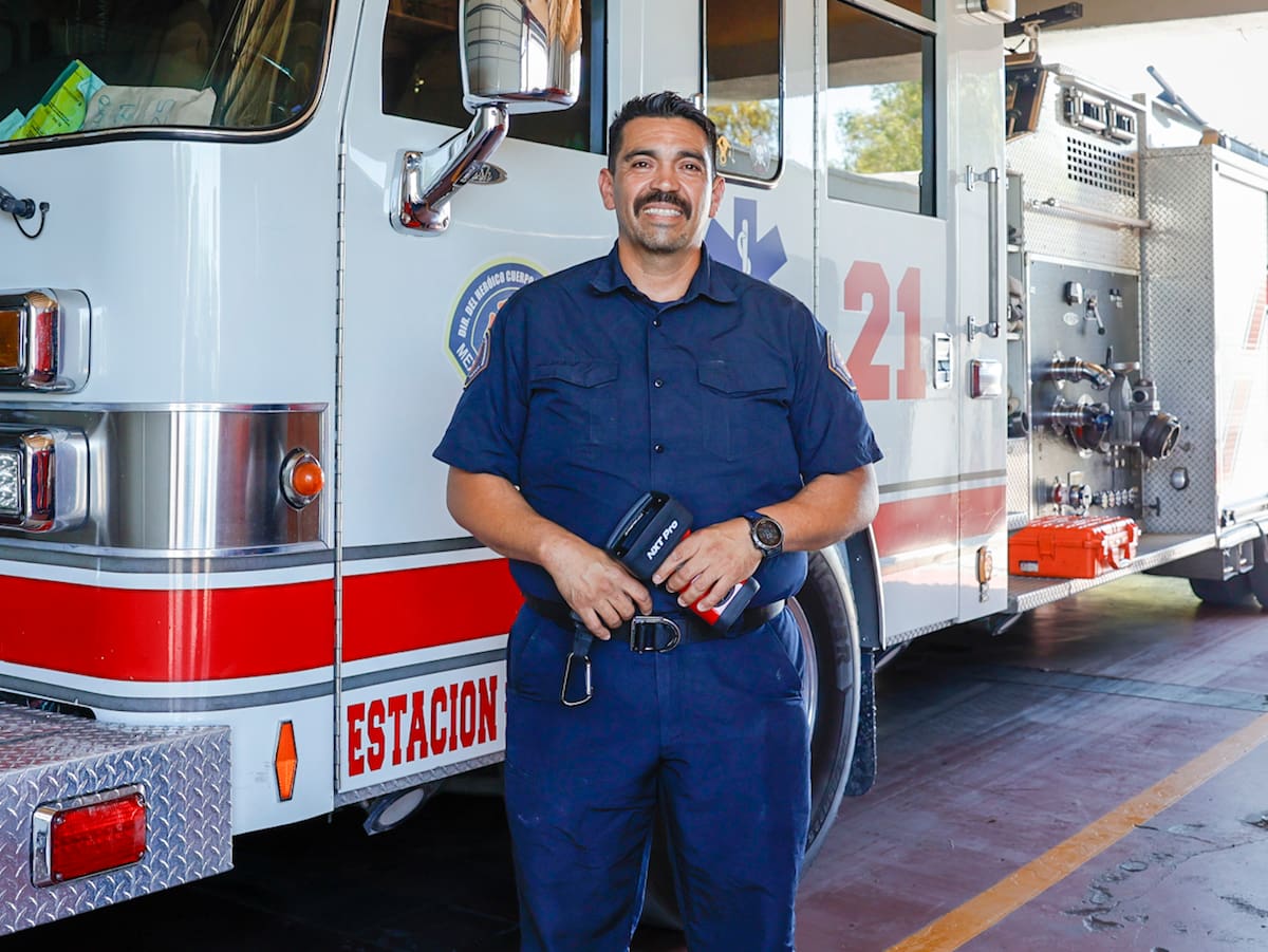 El teniente instructor Ángel Gustavo Valladolid, con 26 años de servicio en el Departamento de Bomberos de Mexicali y capacitación especializada en vehículos híbridos y eléctricos l Foto: Juan J. Morales