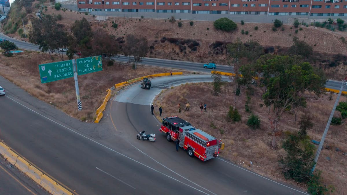 Una camioneta Jeep volcó en la rampa de acceso a Playas de Tijuana desde la carretera Escénica. Sus ocupantes resultaron ilesos y el tránsito fue desviado.
Fotos: Border Zoom.