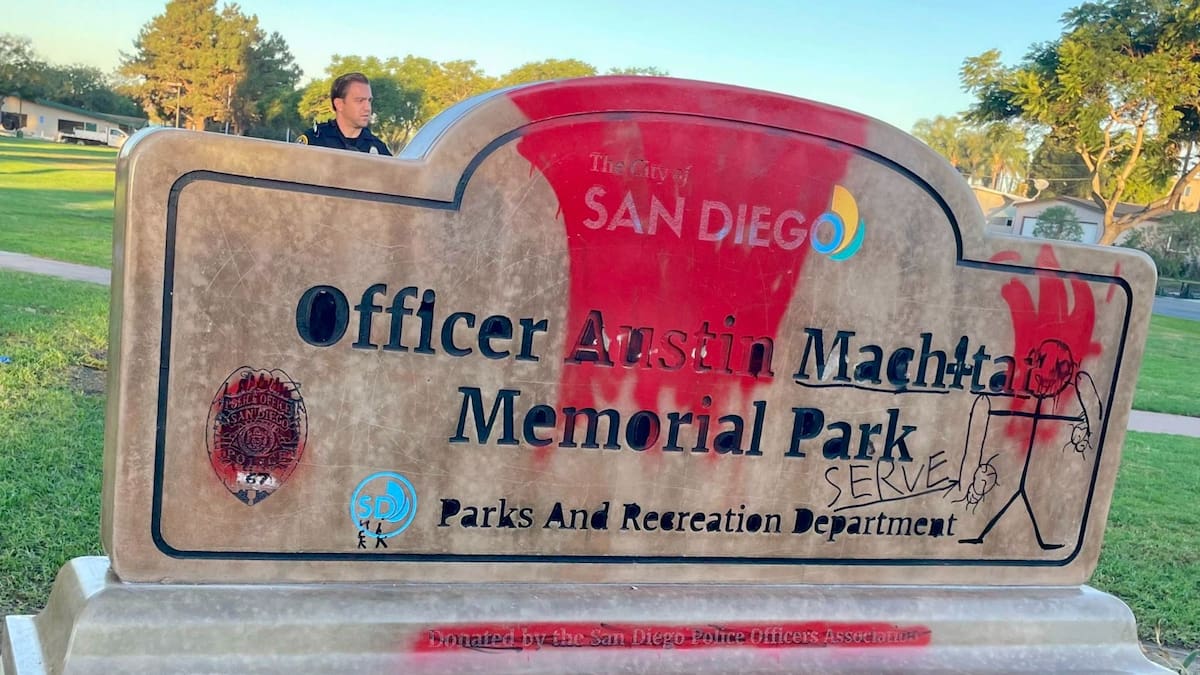 Vandalizan parque en honor a policía de San Diego