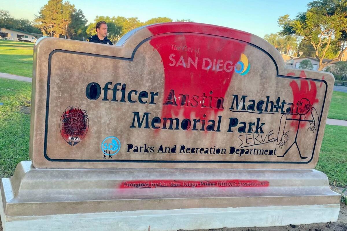 Vandalizan parque en honor a policía de San Diego