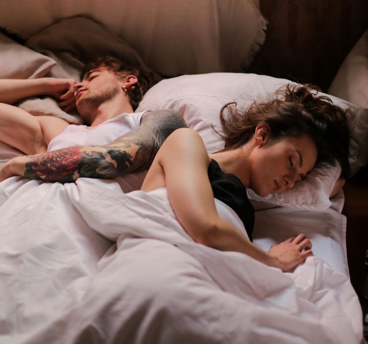 La postura al dormir, como darse la espalda, puede interpretarse como un gesto de respeto. FOTO: PEXELS
