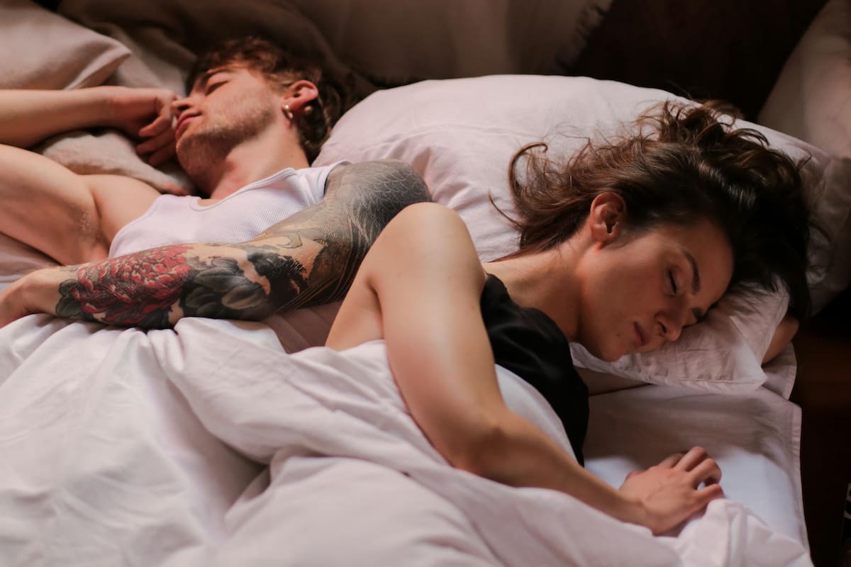 ¿Qué significa si tu pareja te da la espalda al dormir?