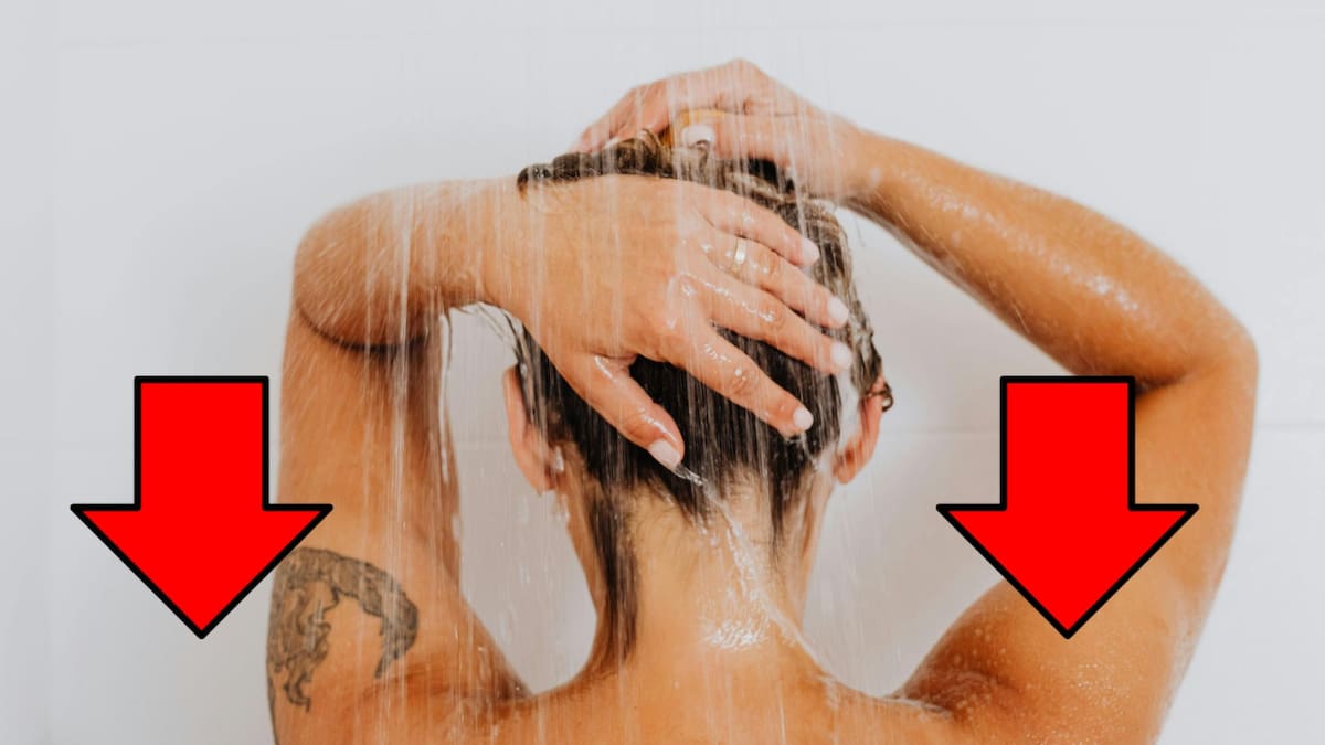Dermatólogos recomiendan bañarse de arriba hacia abajo ¿por qué el cabello debe ser lo primero para evitar que residuos dañen tu piel?